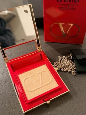 Valentino Go-Clutch on the move perfecting powder in light-medium 03